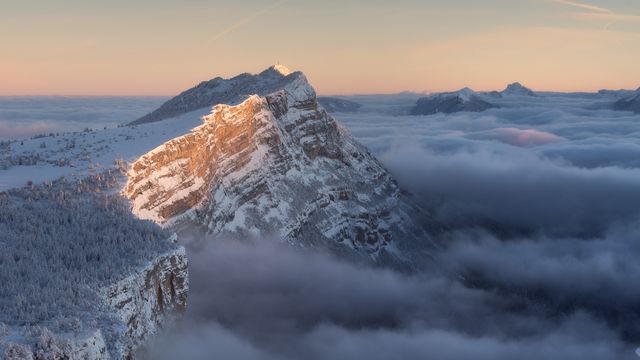 Premiers rayons de soleil sur le Moucherotte