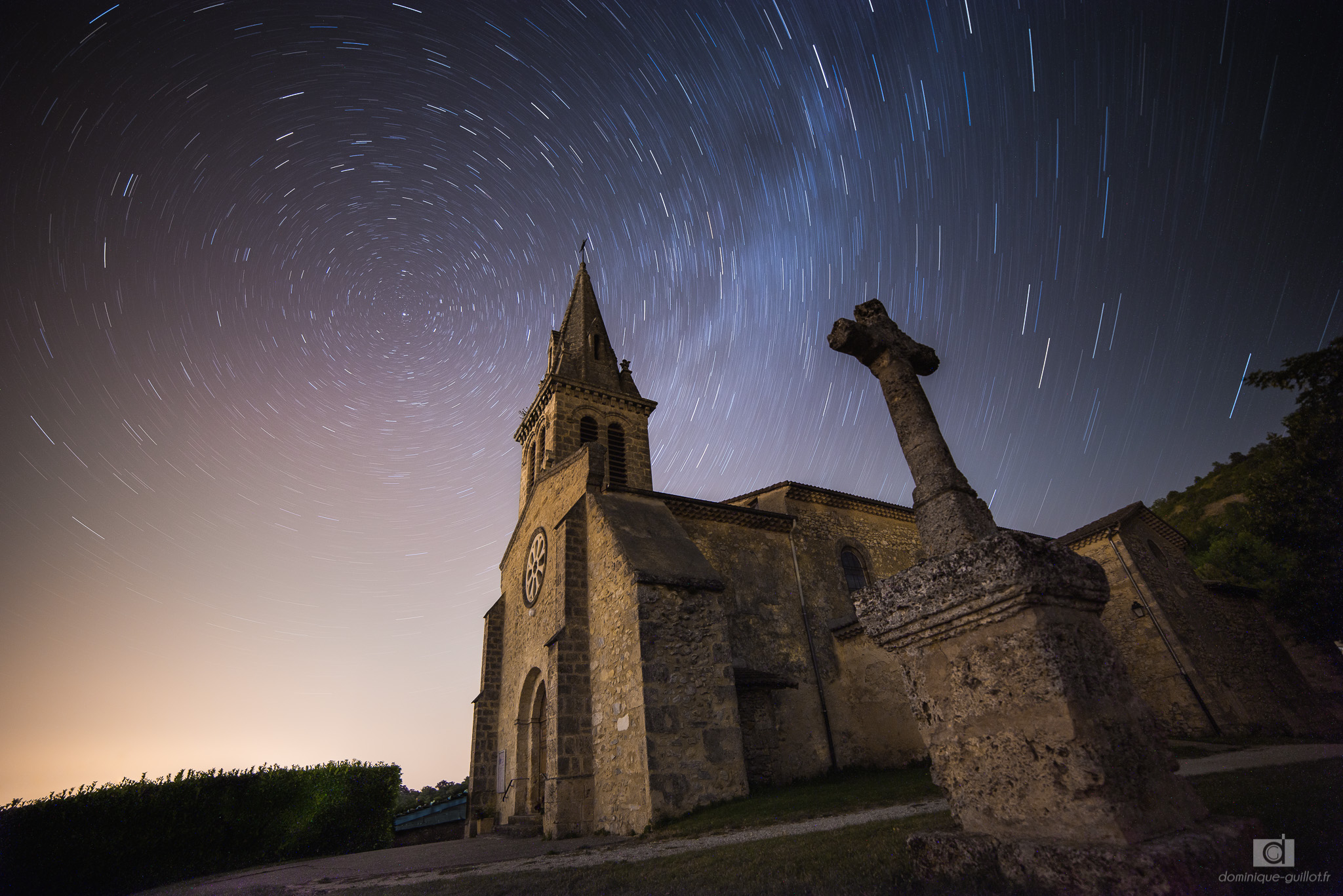 Eglise de châteaudouble sous un ciel étoilé