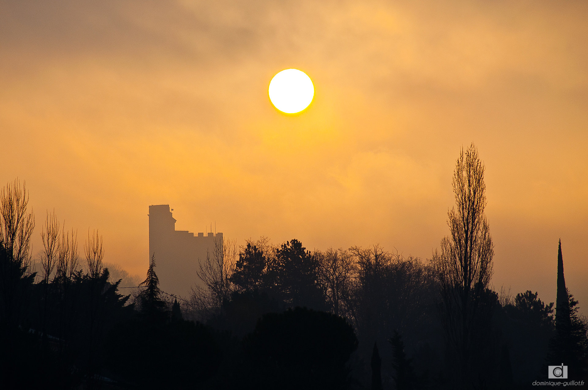 la Tour de Crest dans la brume matinale